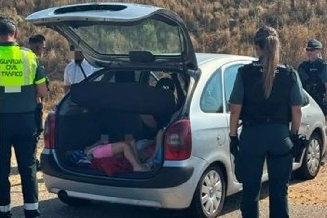 Guardia Civil intervencion menores dormidas maletero turismo A-6 Mota del Marques