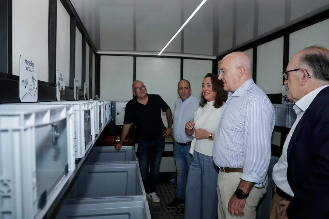 Presentacion nuevos puntos limpios moviles electricos residuos Ayuntamiento y Junta