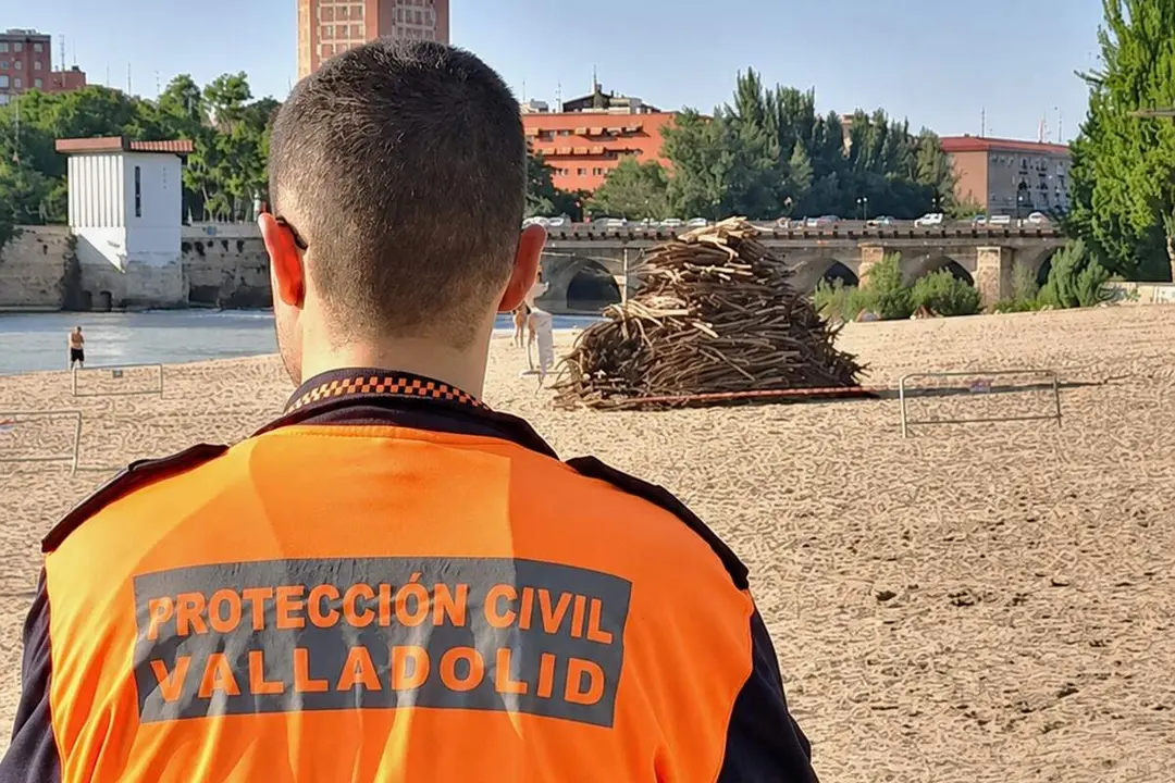Hoguera Noche San Juan preparativos Las Moreras Valladolid Proteccion Civil