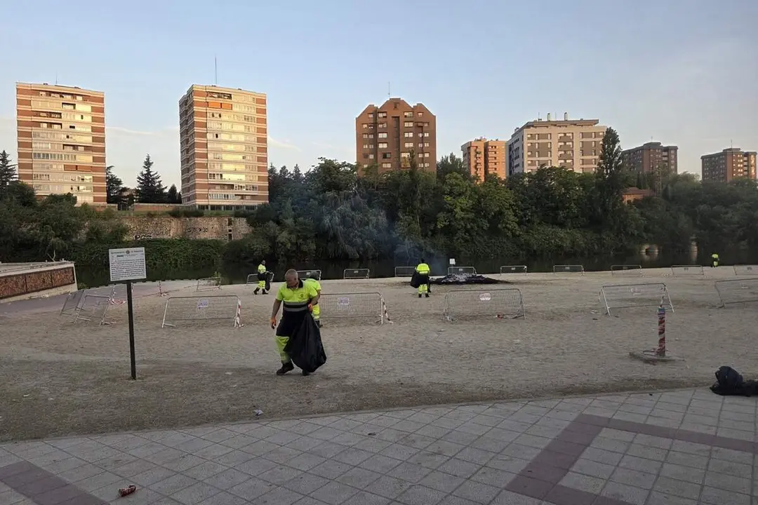 Servicio Municipal Limpieza recogida basura y restos hoguera Noche San Juan Playa Las Moreras Valladolid