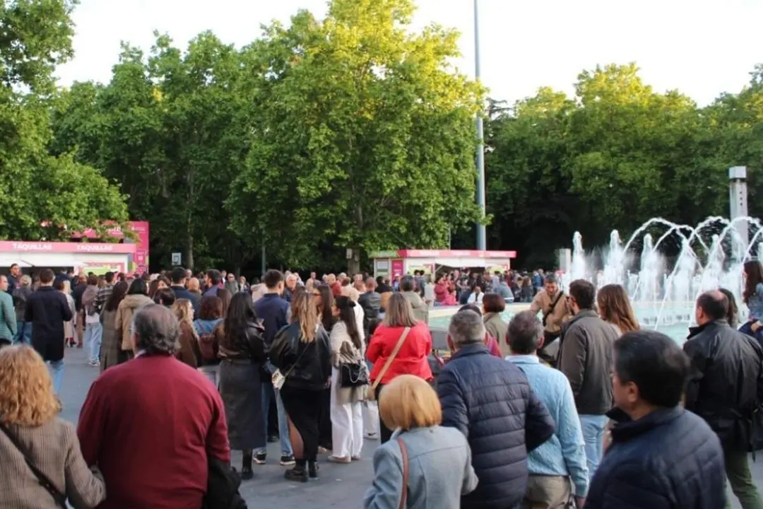 Turistas Valladolid Plaza Zorrilla centro ciudad celebracion Vino + Tapas