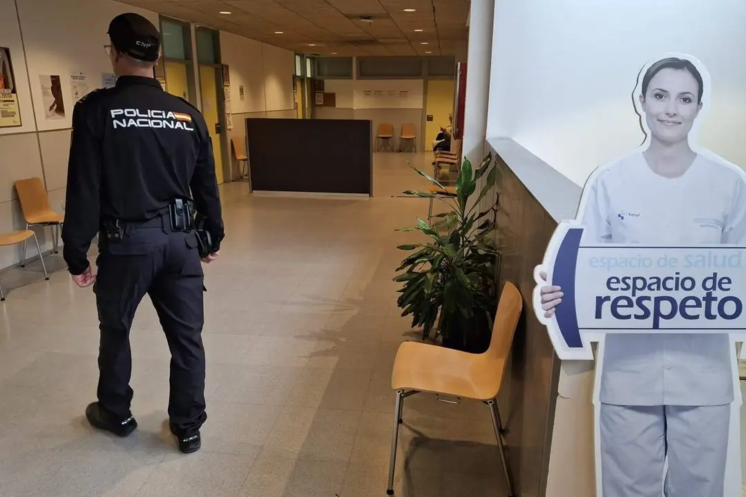 Agente de Policia Nacional centro de salud agresion medico