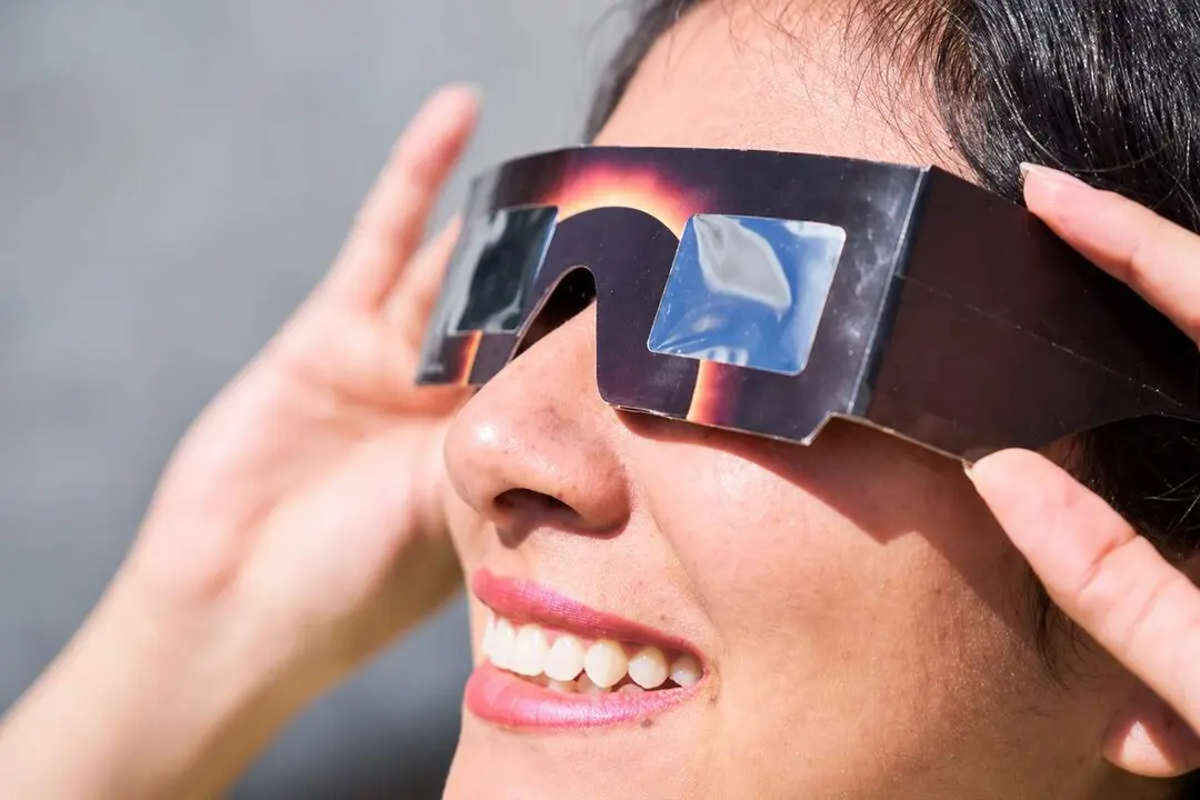 Gafas homologadas observacion eclipse solar Valladolid mujer