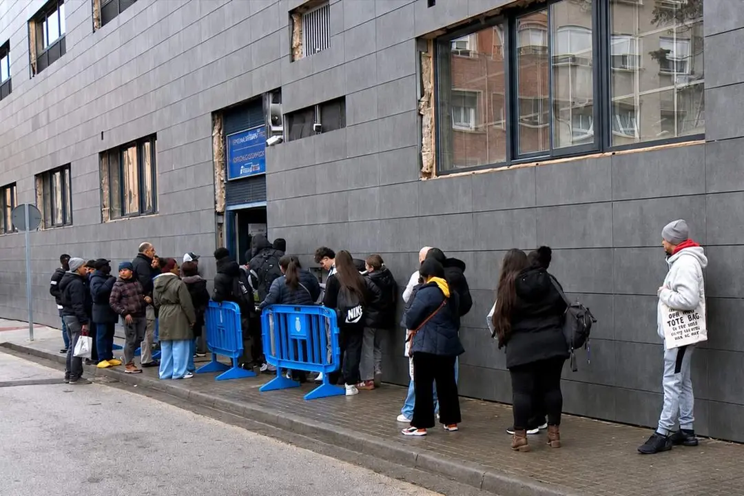 Proceso extraordinario regularizacion personas extranjeras colas oficinas Espana