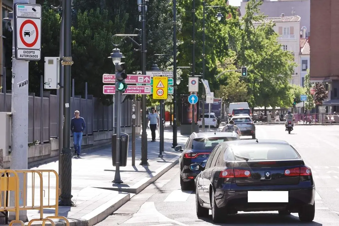 Poniente Zona de Bajas Emisiones senales y vehiculos circulacion Valladolid