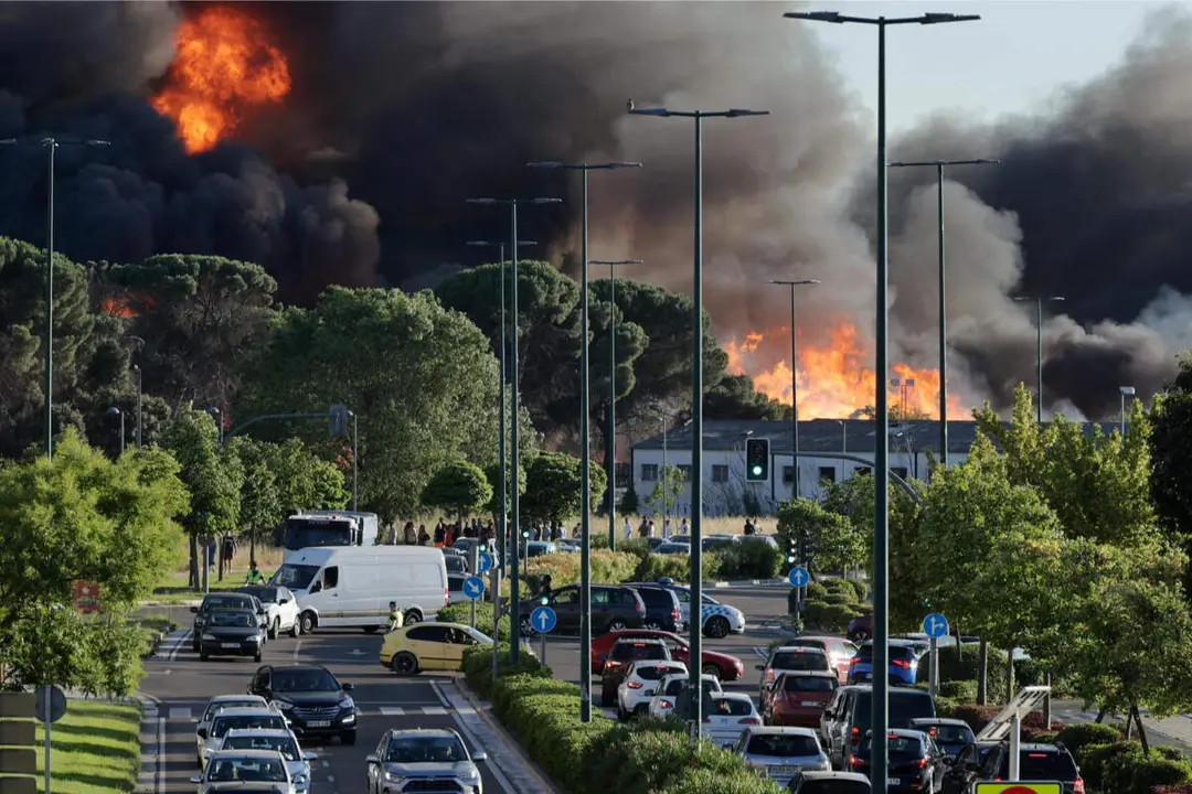 Incendio fabrica inmediaciones carretera N-601 zona colegio San Agustin Bomberos fuego Valladolid