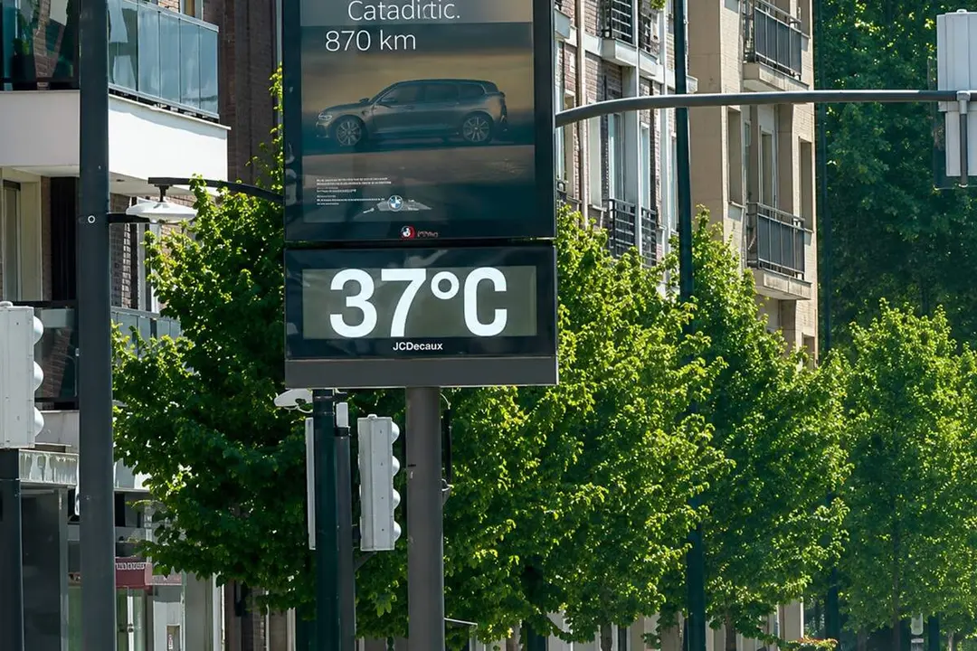Termometro calle Valladolid ciudad tiempo 37 grados verano altas temperaturas