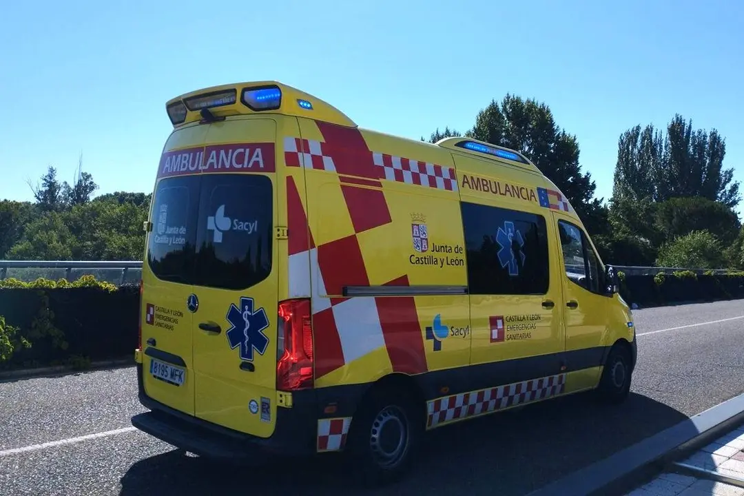 Ambulancia soporte vital basico Sacyl emergencias puente Santa Teresa Valladolid