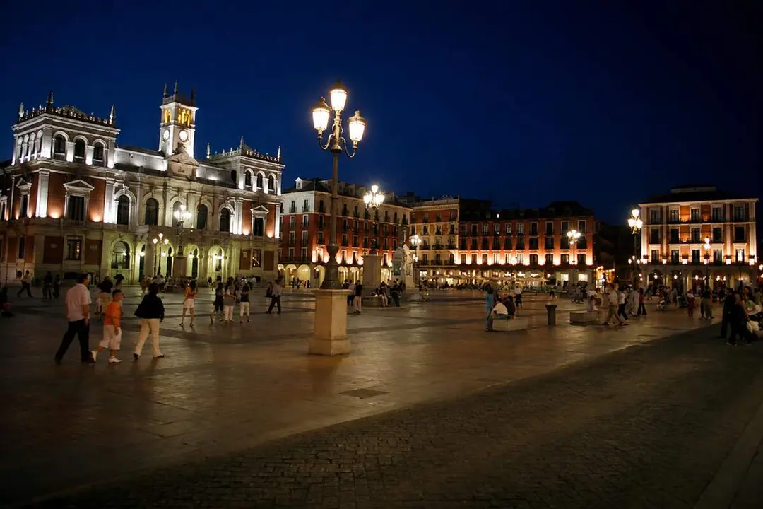 Plaza Mayor de Valladolid noche vecinos y turistas verano Casa Consistorial