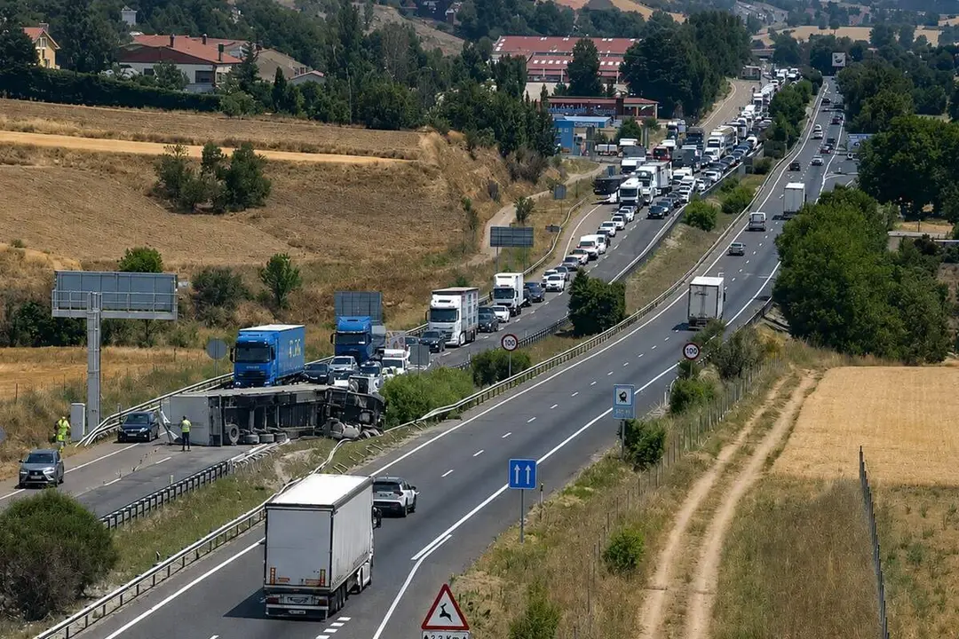 Vuelco camion colision turismo A-62 Geria sucesos provincia Valladolid