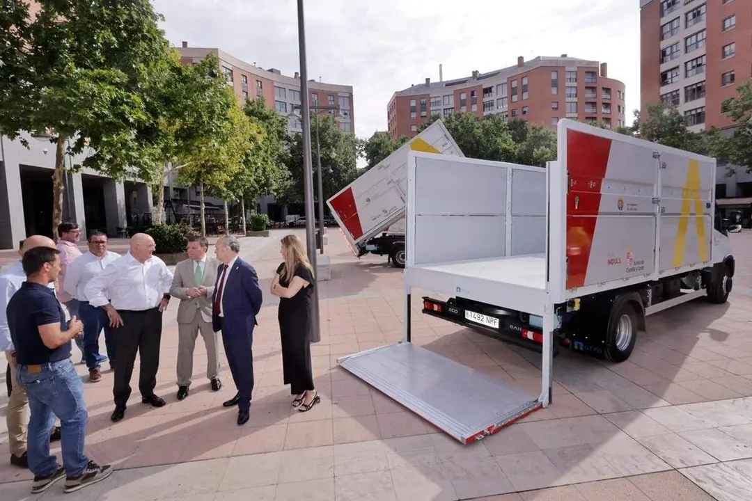 Nuevos vehiculos camiones Servicio Municipal de Limpieza Ayuntamiento de Valladolid Junta