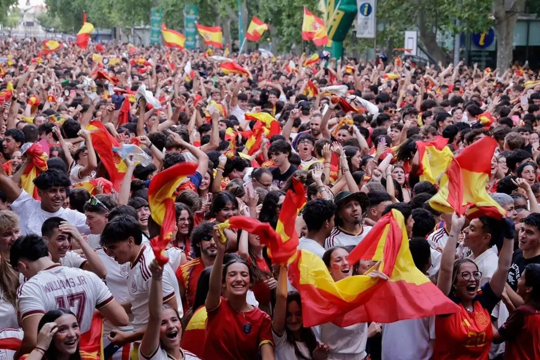 Celebracion victoria Seleccion Espanola pase final Mundial Plaza Zorrilla aficionados vallisoletanos