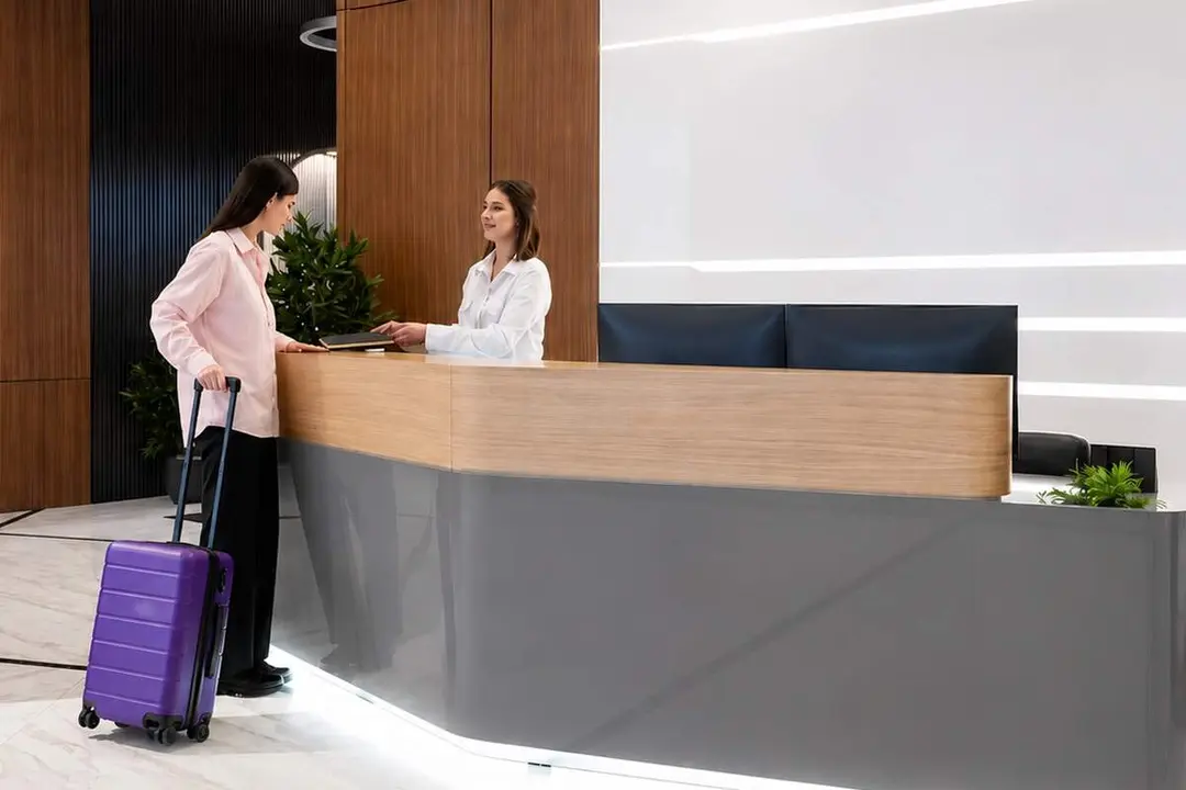 Recepcion hotel Valladolid huesped y trabajadora empleo turismo