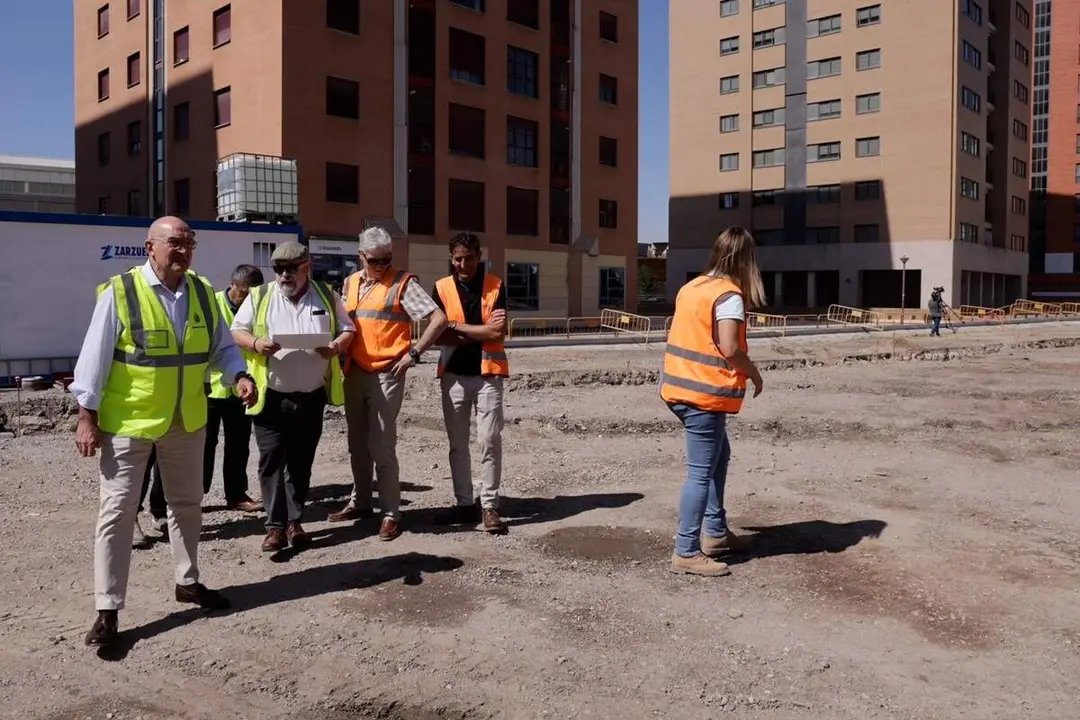 Visita alcalde Jesus Julio Carnero obras aparcamiento calle Balago Huerta del Rey
