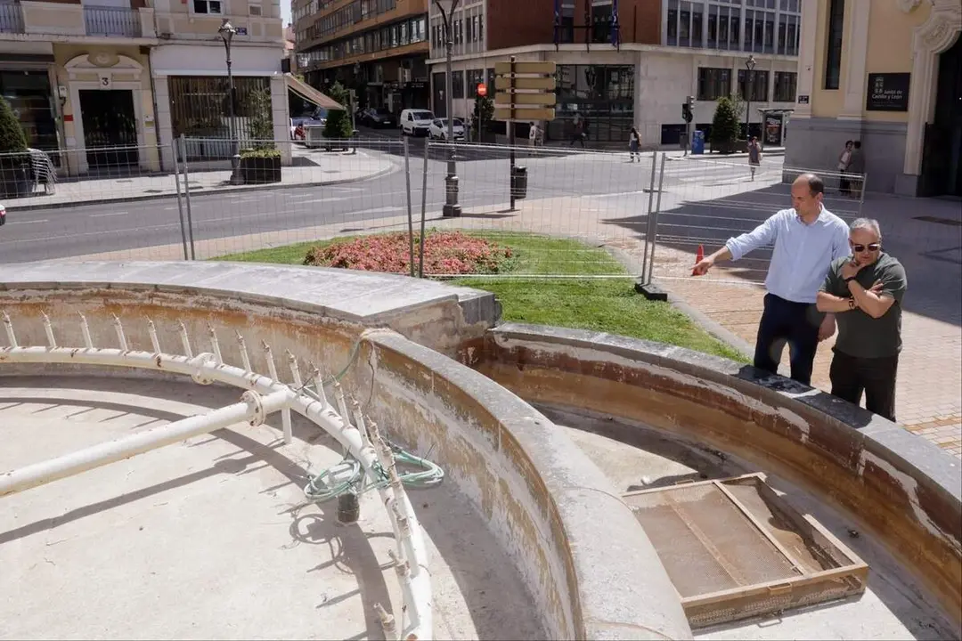 Reparacion fuente ornamental Plaza Madrid visita concejal Alejandro Garcia Pellitero