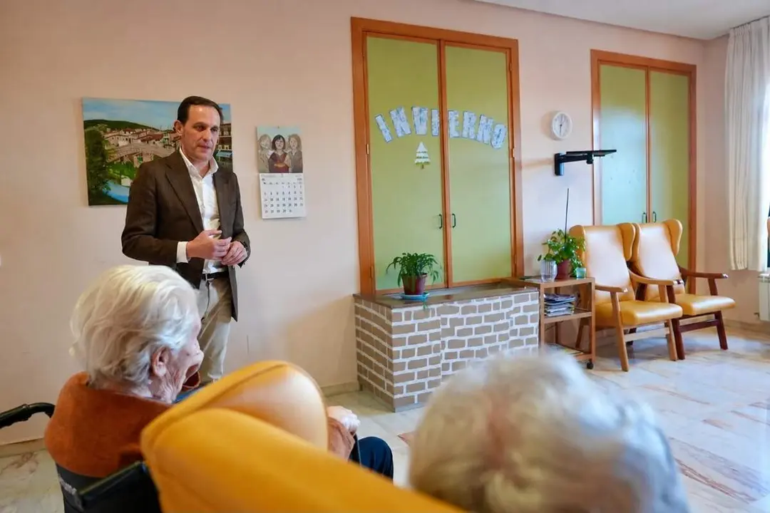 Visita presidente Diputacion Conrado Iscar mayores realojados residencias incendio Avila