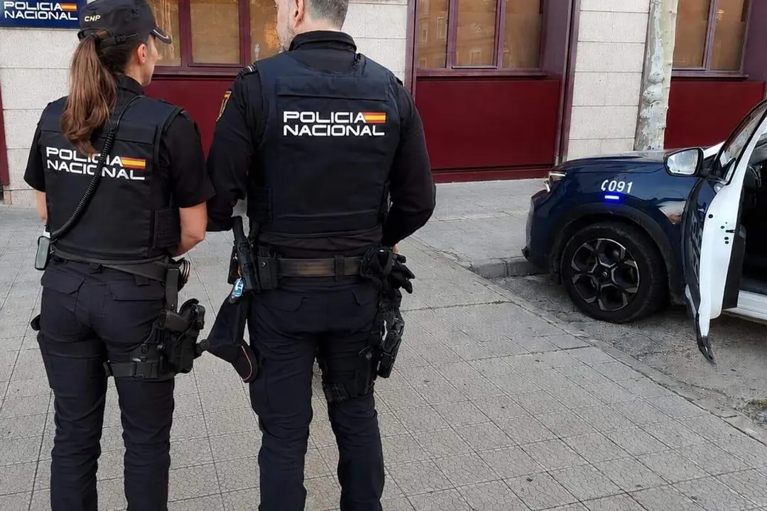 Policia Nacional agentes hombre y mujer coche patrulla sucesos intervencion robos Valladolid
