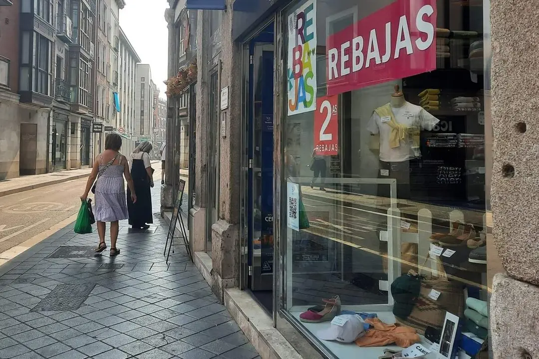 Tienda comercio local rebajas verano calle Canovas del Castillo ciudad Valladolid