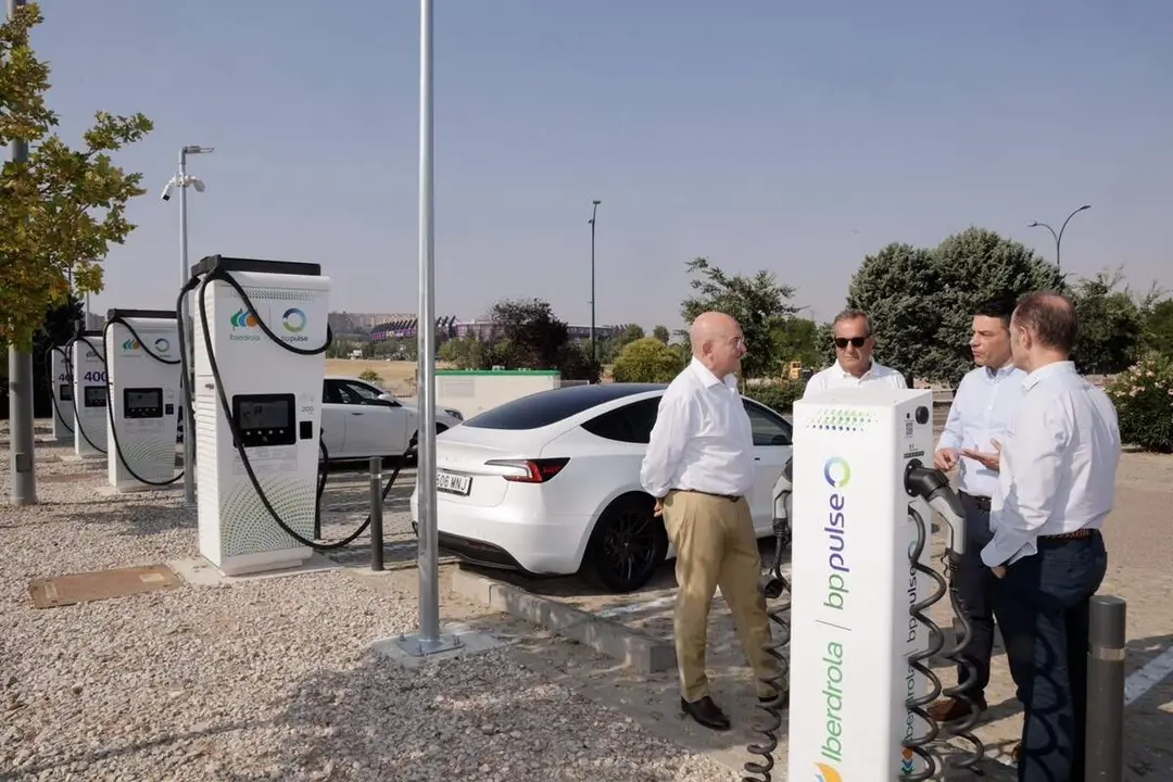 Iberdrola bp pulse mayor estacion de recarga ultrarrapida Valladolid visita alcalde Jesus Julio Carnero