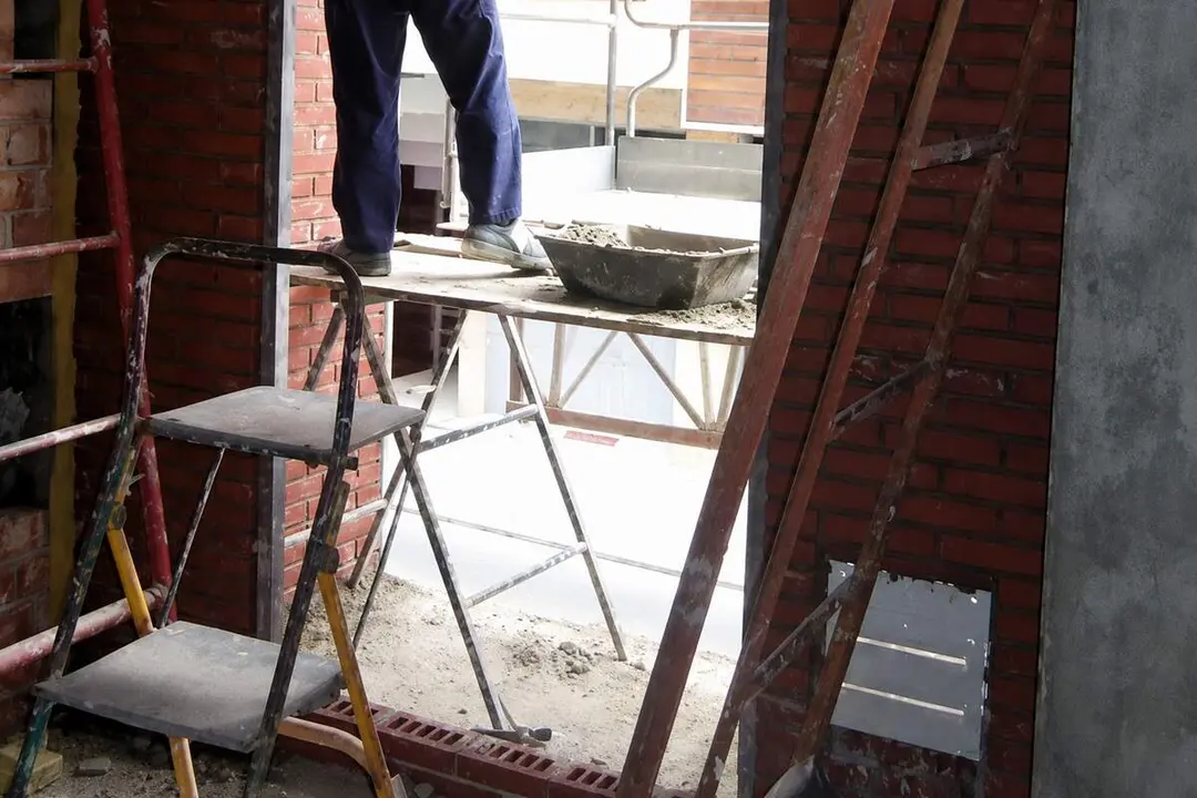 Obra construccion albanil trabajador empleo andamio y herramientas Valladolid