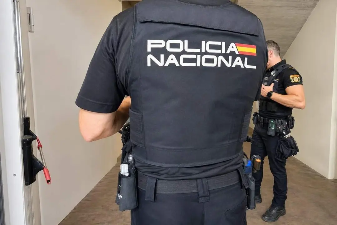 Agentes Policia Nacional agresiones detenciones rellano vivienda edificio sucesos Valladolid