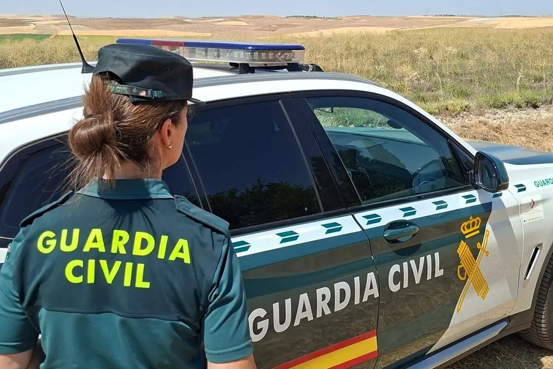 Agente mujer Guardia Civil Valladolid coche pueblos provincia
