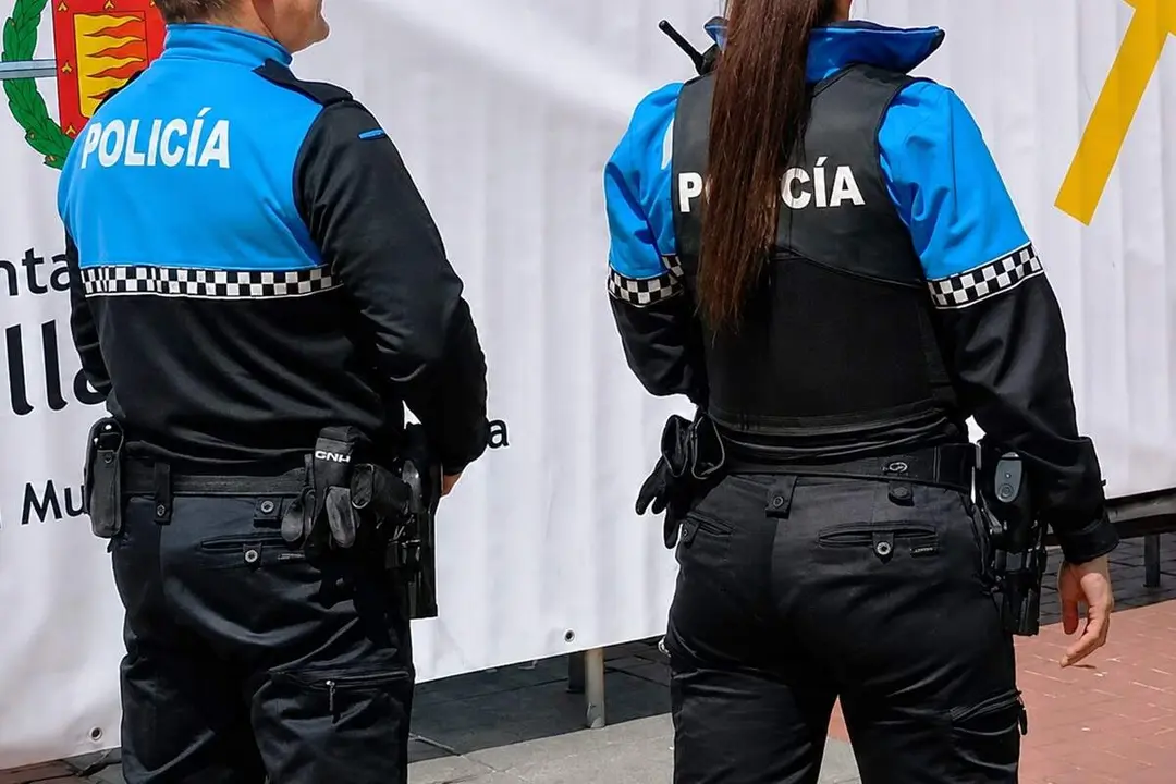 Agentes hombre y mujer Policia Municipal Valladolid vigilancia actividades Plaza Mayor