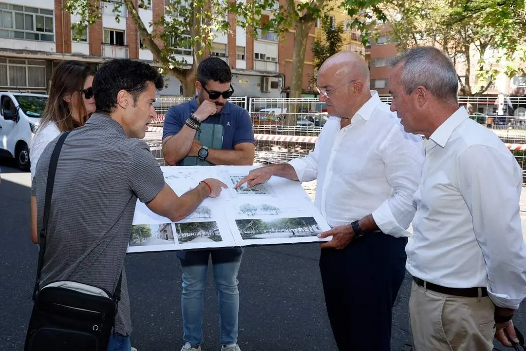 Visita alcalde Jesus Julio Carnero inicio trabajos remodelacion proyecto Plaza Santa Brigida Valladolid