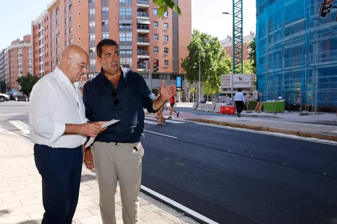 Visita Jesus Julio Carnero finalizacion renovacion campana aglomerados barrio Parquesol Ayuntamiento Valladolid