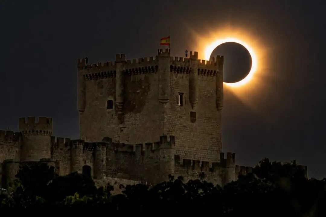 Fotografia ganadora concurso Milla del Oro eclipse solar Castillo Penafiel