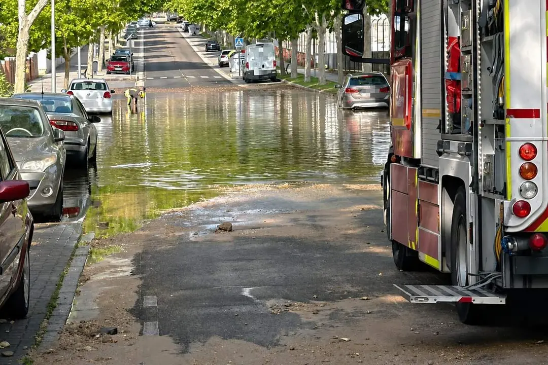 Rotura tuberia calle Padre Llanos barrio Parquesol intervencion Bomberos y Policia Valladolid