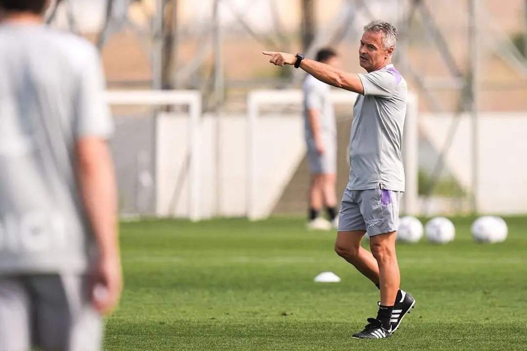 Fran Escriba y cuerpo tecnico entrenamiento Los Anexos previa Real Valladolid