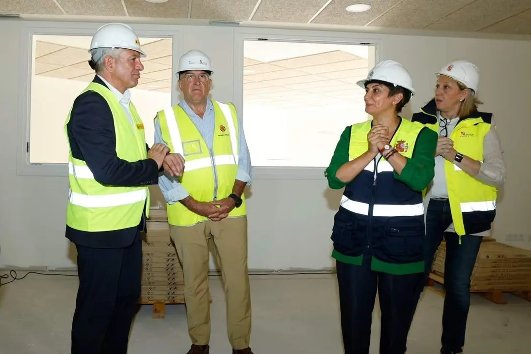 Visita ministra Isabel Rodriguez y alcalde Jesus Julio Carnero construccion 50 viviendas calle Mieses Valladolid