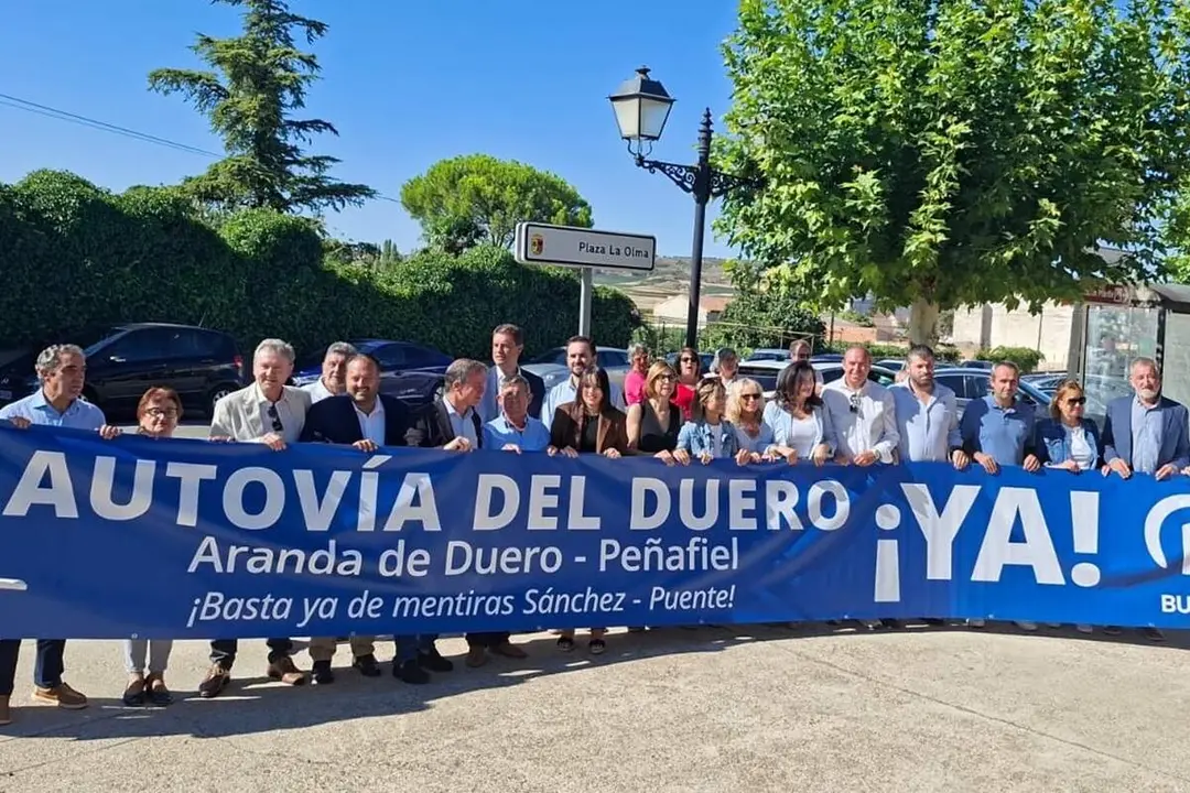 Concentracion retrasos A-11 provincias Valladolid y Burgos parlamentarios PP