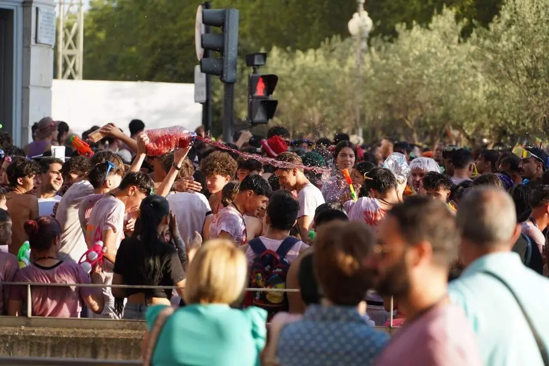 Desfile penas jovenes inicio Fiestas Virgen San Lorenzo 2025 Valladolid Plaza Zorrilla