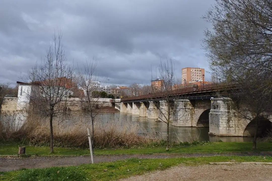 Puente Mayor Moreras ribera rio Pisuerga ciudad Valladolid