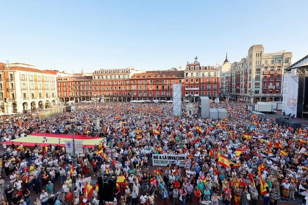 Concentracion apoyo Ceuta Plaza Mayor Valladolid banderas acto