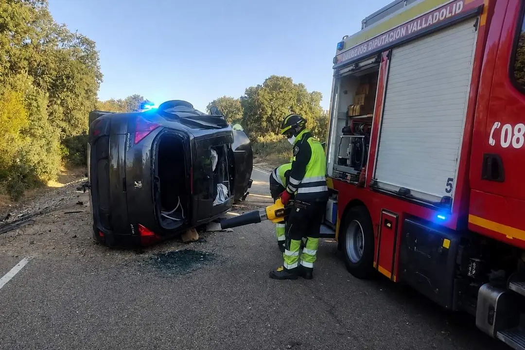 Vuelco turismo mujer atrapada rescate Bomberos VA-912 Mucientes