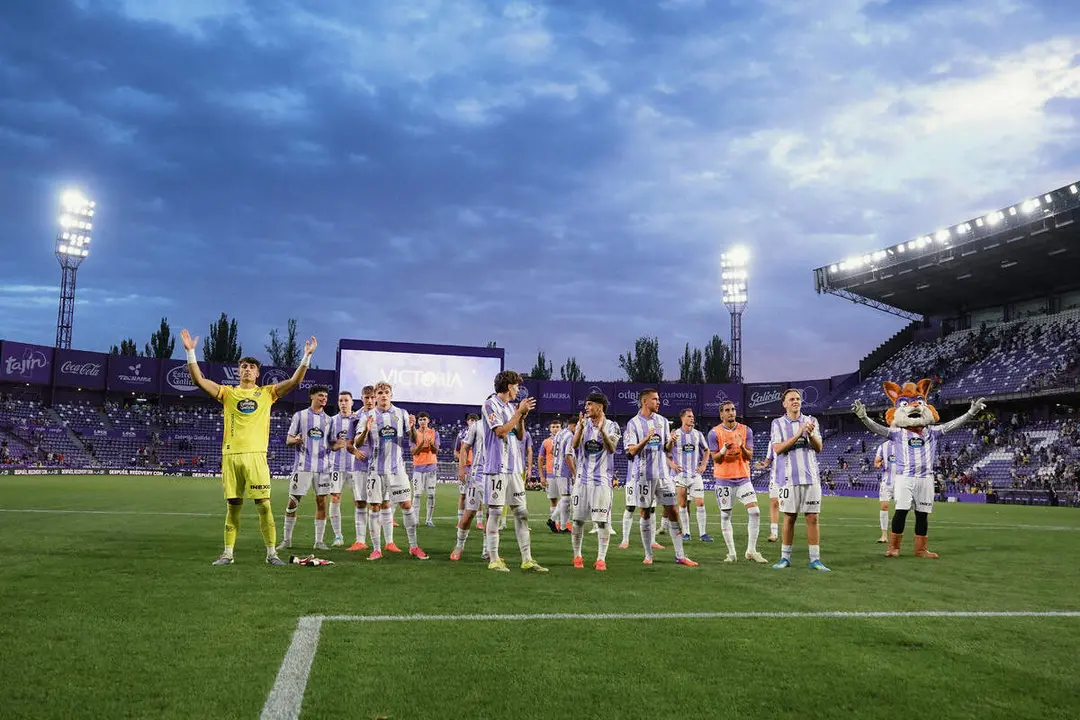 Celebracion jugadores y aficion victoria Real Valladolid vs Andorra partido Zorrilla
