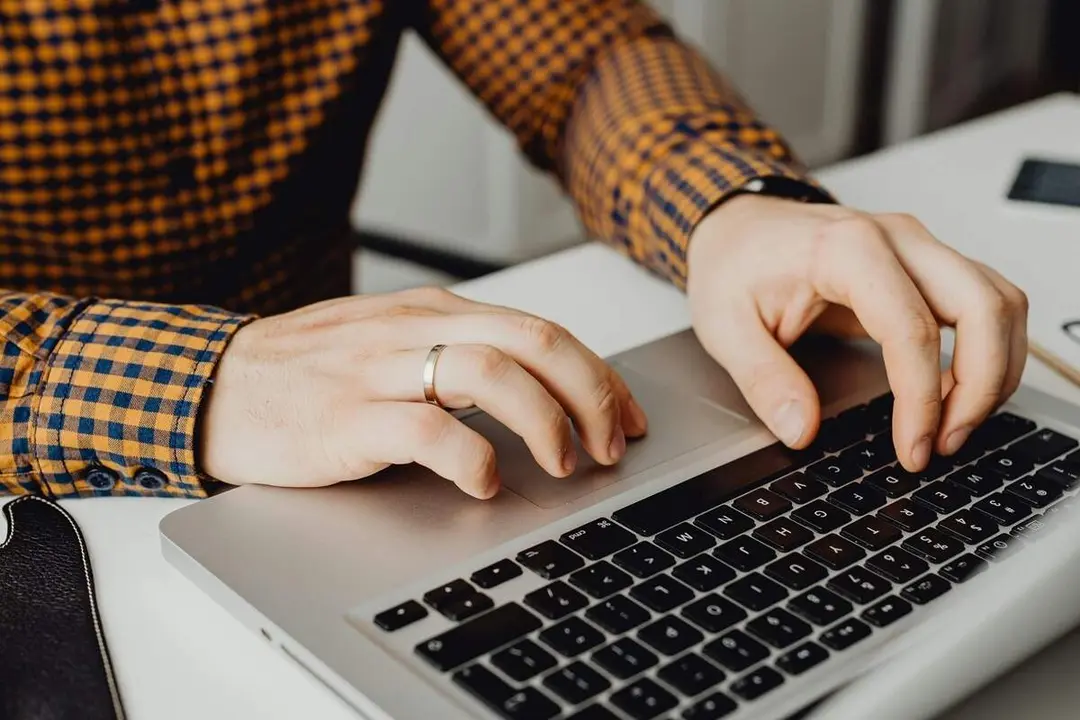 Hombre ordenador portatil teletrabajo ofertas empleo Valladolid