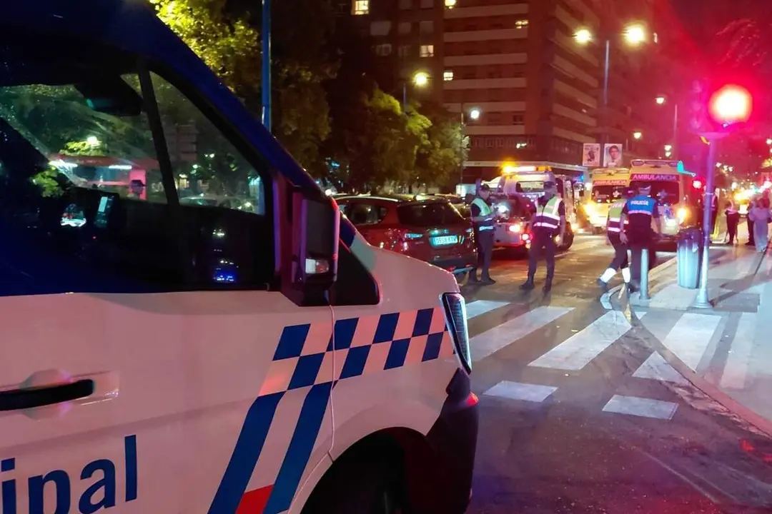 Colision turismo contra farola heridos dos adultos y dos menores Paseo Isabel la Catolica sucesos Valladolid