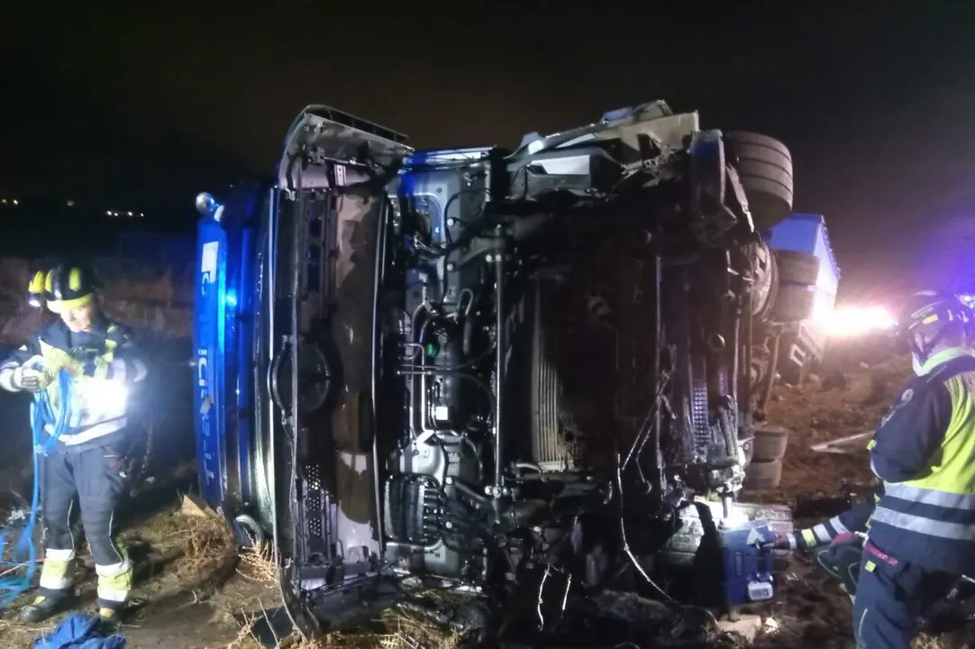 Accidente camion volcado A-6 Medina del Campo conductor atrapado intervencion Bomberos