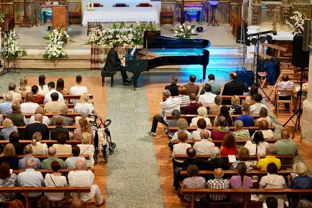 Actuacion Diego Fernandez Magdaleno pianista primer Festival Musica Clasica Milla Oro Vino provincia