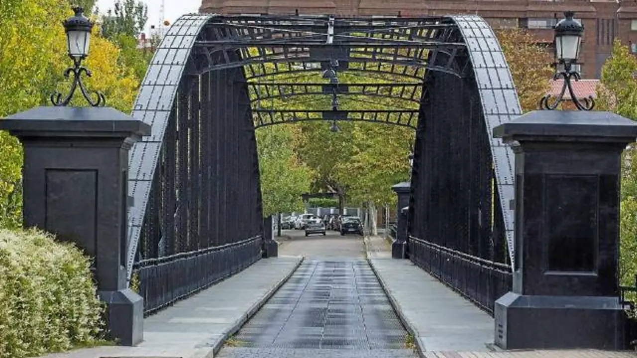 Puente Colgante / Polic&iacute;a  Municipal de Valladolid