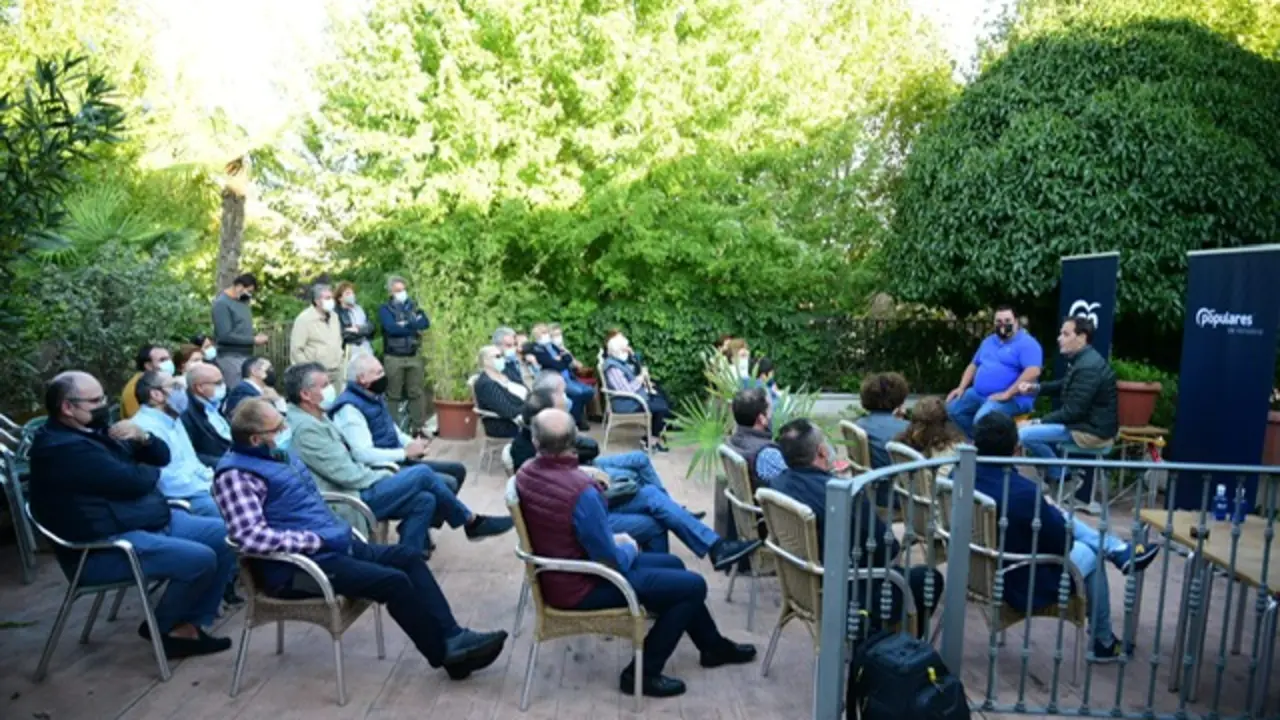 El presidente del Partido Popular de Valladolid durante un encuentro con vecinos de Boecillo | Fuente: PP Valladolid