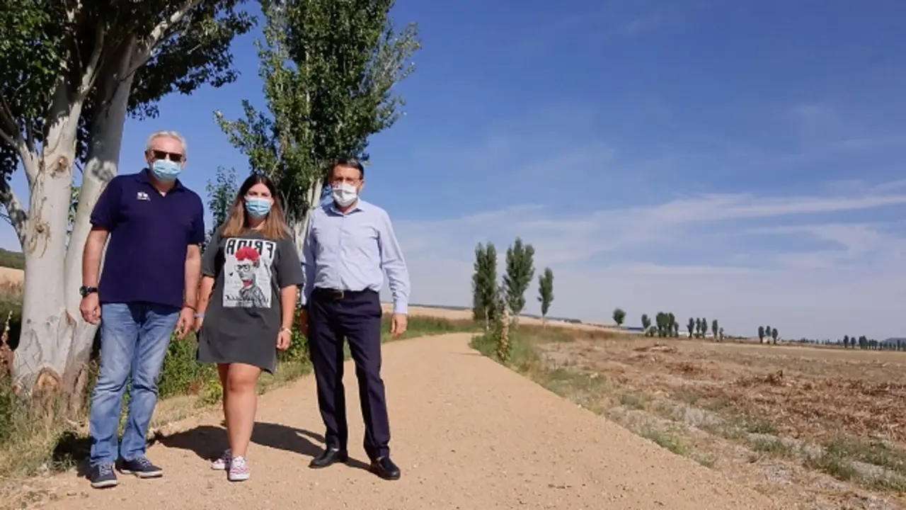 Noelia Mato del Olmo, alcaldesa de Olmos de Esgueva, Francisco Ferreira, portavoz del Grupo Provincial Socialista, y el viceportavoz, Pedro Pablo Santamar&iacute;a 