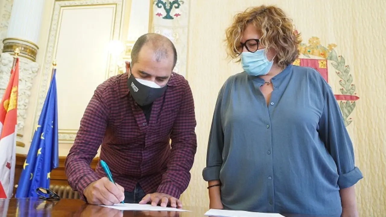 Firma del convenio entre la concejala de Innovaci&oacute;n, Charo Ch&aacute;vez, y el delegado de CCOO Valladolid, Ra&uacute;l Garc&iacute;a | Fuente: Ayuntamiento de Valladolid