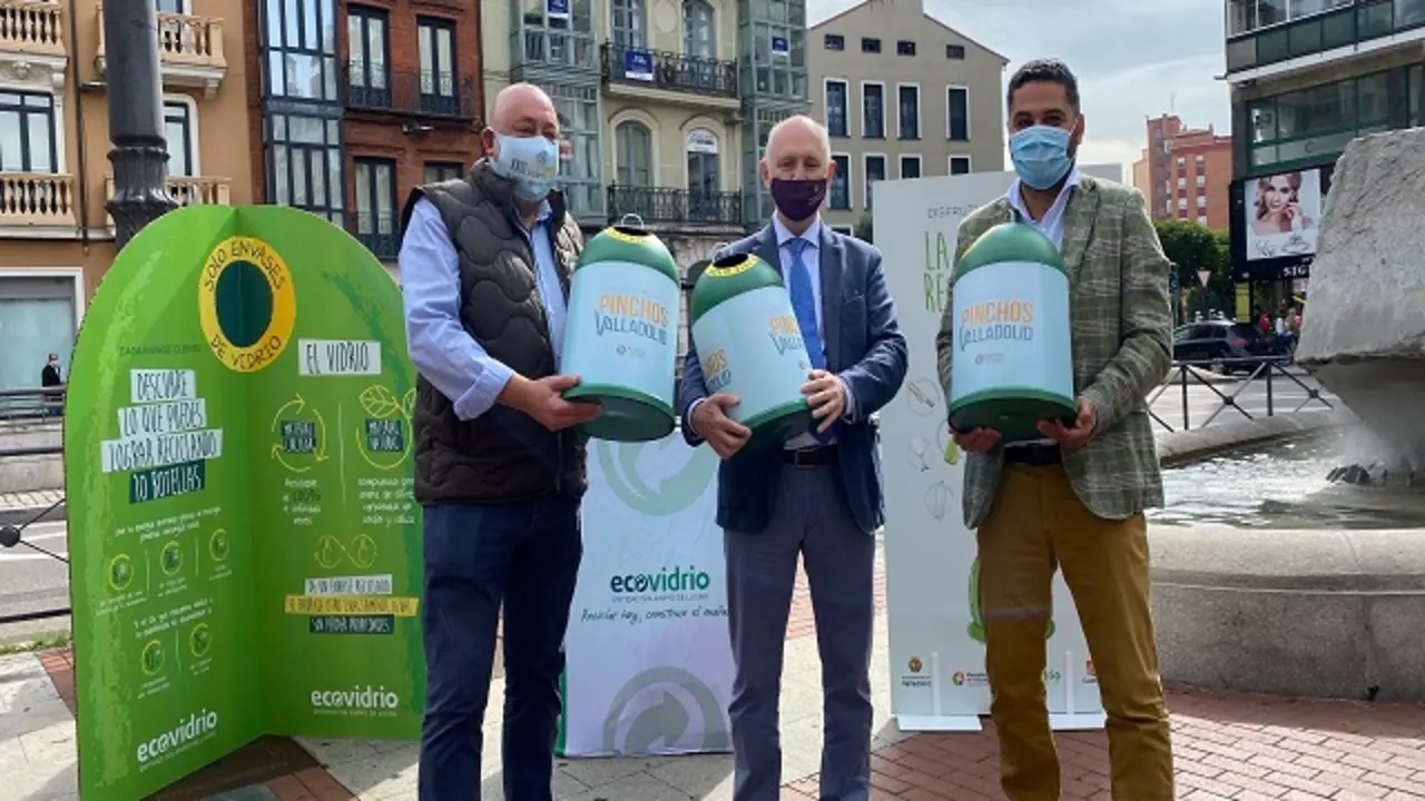 El concejal de Salud P&uacute;blica y Seguridad Ciudadana, Alberto Palomino, junto al gerente de Ecovidrio en Castilla y Le&oacute;n, Jos&eacute; Carlos Agustina, y el presidente de la Asociaci&oacute;n Provincial de Hosteler&iacute;a, Jaime Fern&aacute;ndez