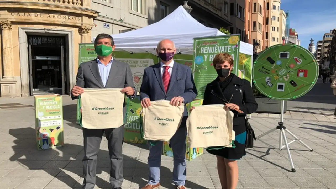 La concejala de Medio Ambiente, Mar&iacute;a S&aacute;nchez, el concejal de Salud P&uacute;blica, Alberto Palomino, y ej director general de la Fundaci&oacute;n ECOLEC, Luis Moreno | Fuente: Ayuntamiento de Valladolid
