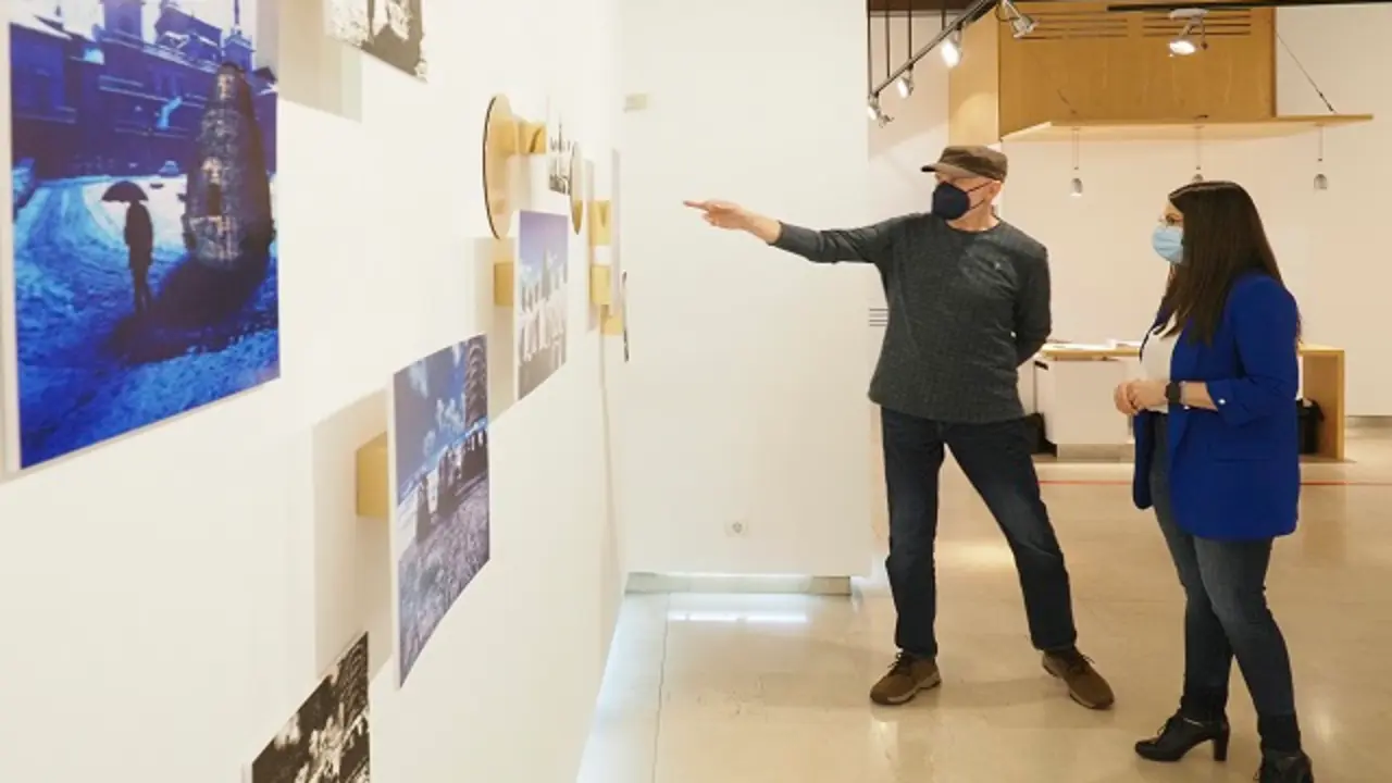 La vicepresidenta segunda de la Diputaci&oacute;n, Gema G&oacute;mez, y el pintor vallisoletano Javier Bustelo | Fuente: Diputaci&oacute;n de Valladolid